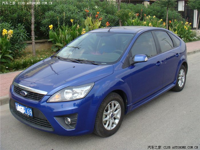 8at两厢福克斯,左等右等也等不到,7月下旬,4s店说来了一辆蓝色的,要否