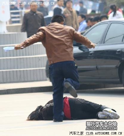 龌龊!这个男人竟然在火车站殴打女人