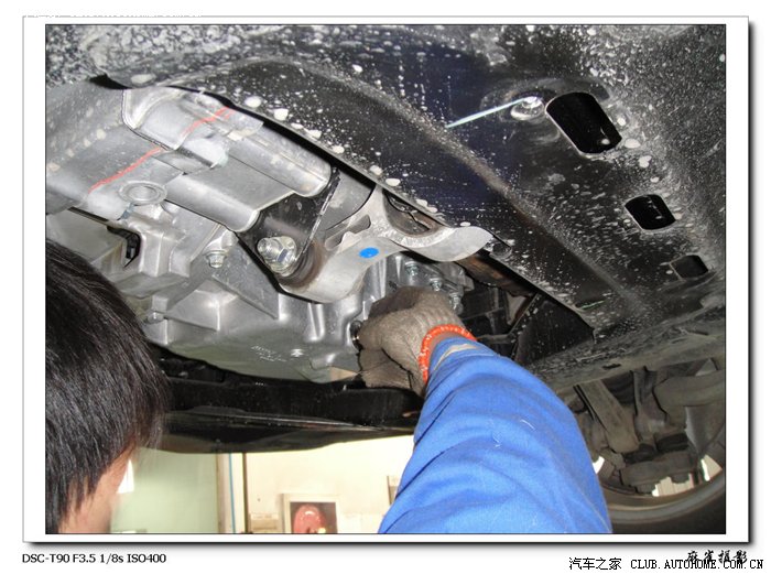 拧放油螺栓,准备放掉旧机油.