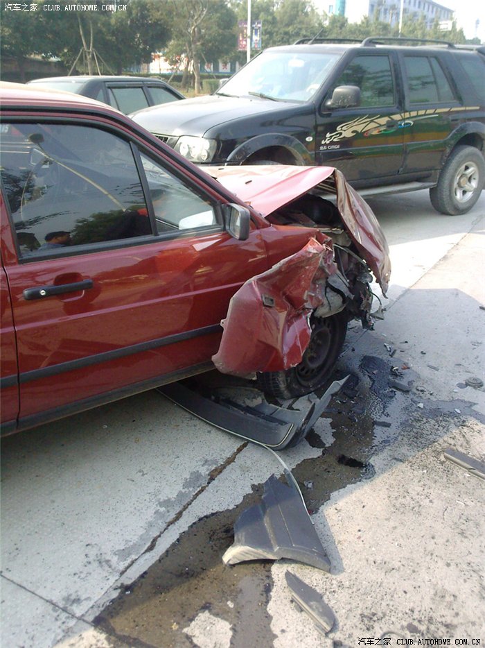 2010刚买进的桑塔纳车祸现场车子已经拉出现场