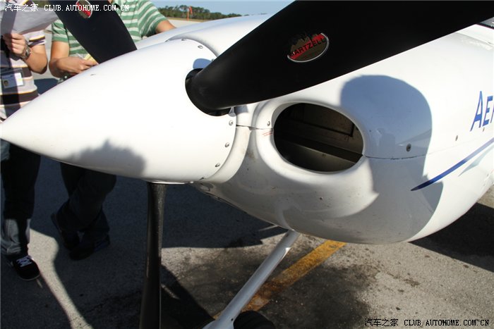 bmw的前进气格栅差不多的进气口 bmw不愧是原来造飞机的