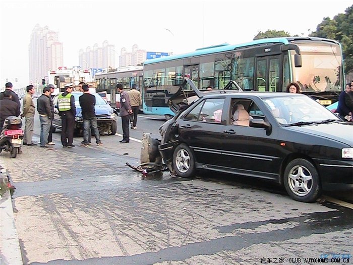 触目惊心的追尾车祸现场图片