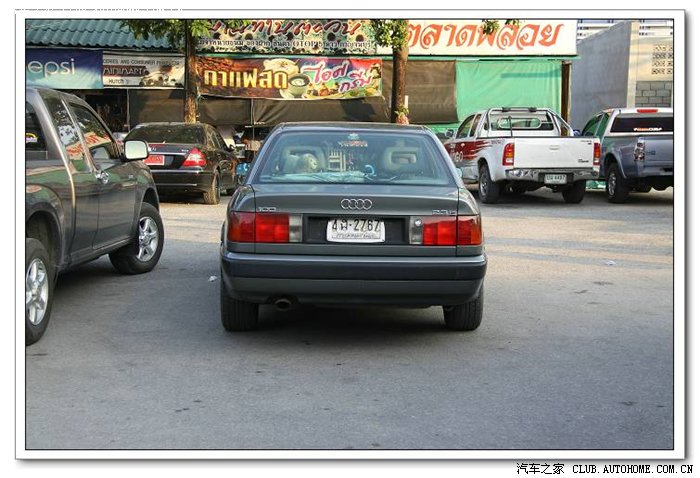 在泰国期间共看见两辆奥迪,一辆带有大众vw标志的老款帕萨特(可是,我