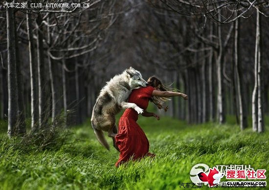 被和谐之前--------《色狼从背后紧紧抱住了红衣少女》