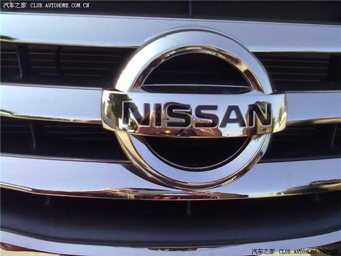 请问有人把天籁中网的车标扣下来吗?