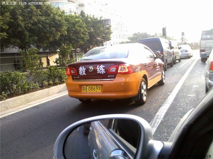 街拍新宝来教练车