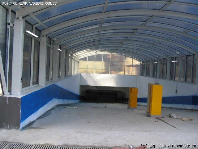 旋转地下车库入口处的缓坡的坡度角变.