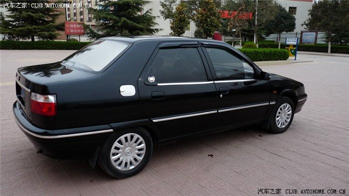 春暖花开40张图片展示康坛唯一一辆黑色富康