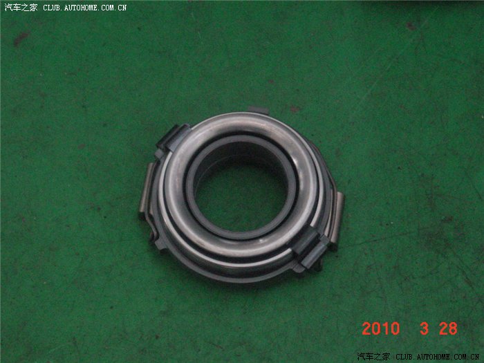 拆下来的分离轴承.内环有松动,可能就是异响的原因.