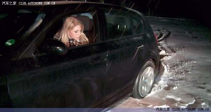 车陷雪地里美女怎么办