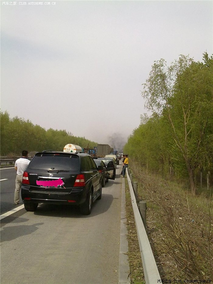 今天沈哈高速,现场实拍,车子着火.