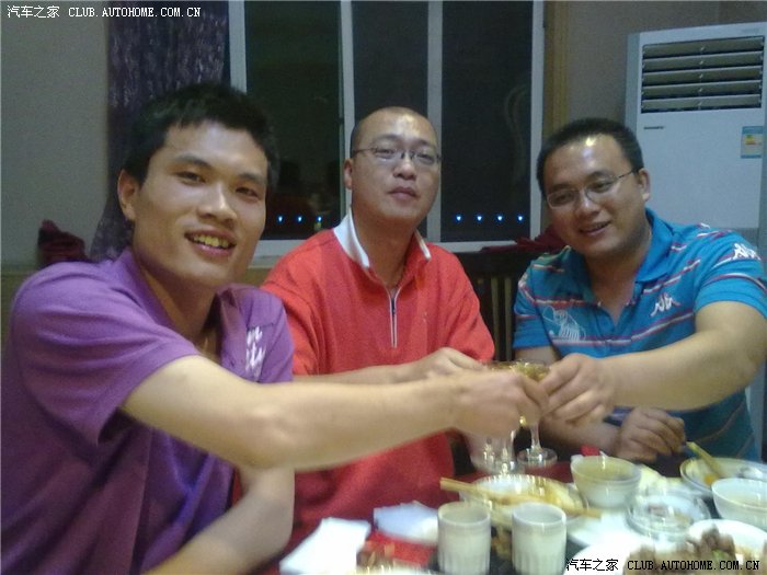 三个人喝酒三种不同表情 逗~!