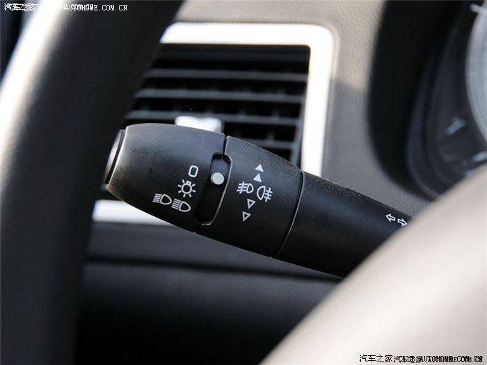 有多少车的大灯开关,雾灯开关是放在面板上的