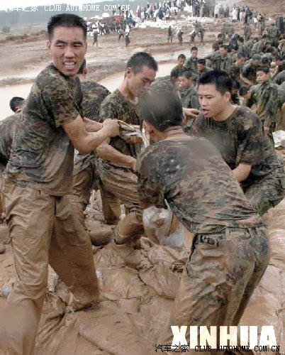 救灾军人最感人的60个瞬间