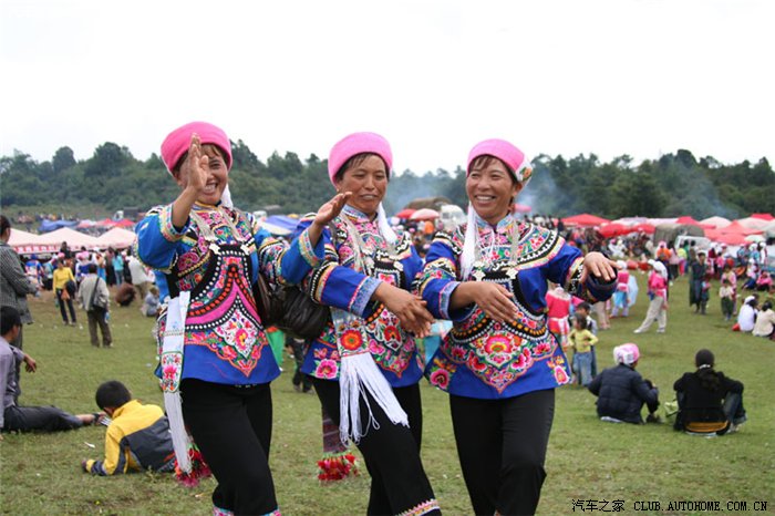 自驾游中国第一个彝族自治县峨山彝族自治县火把节取火种仪式