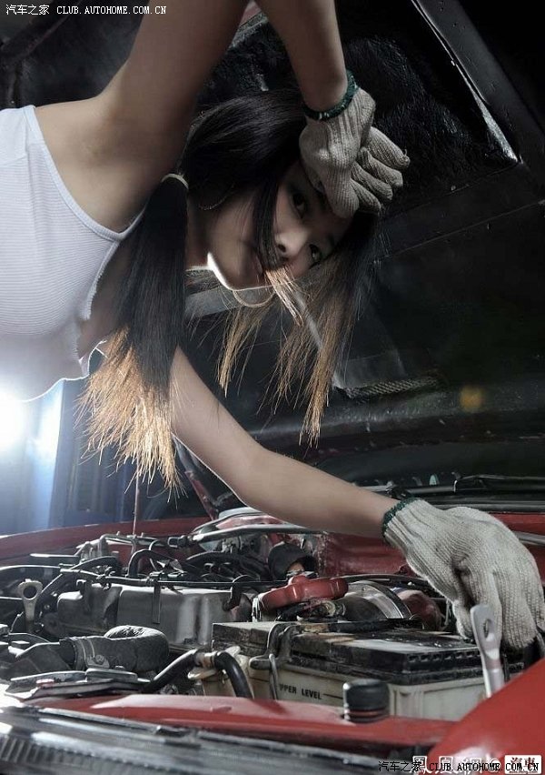 美女修理工为您检修爱车