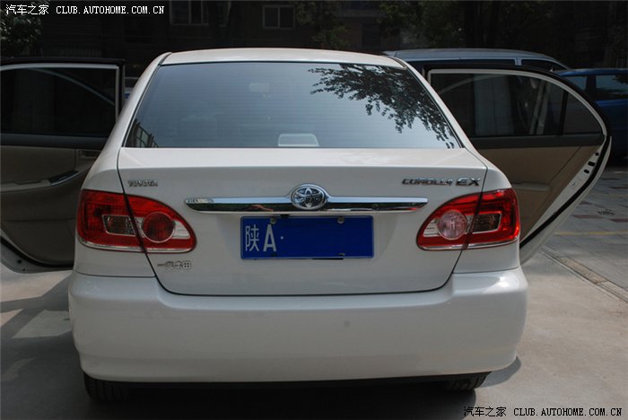 丰田的标志,仿佛比以前打了一些