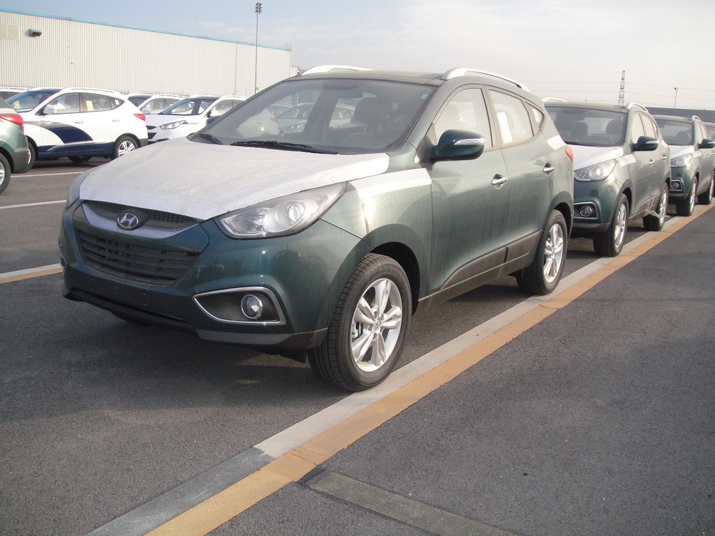 火车站拍到的墨绿色ix35,色版上没有的颜色