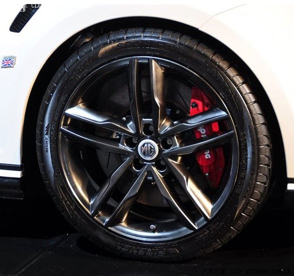 白色配黑圈轮毂!这个轮毂应该是18寸,1.8t标配是17寸的!