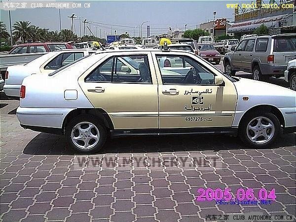 两辆银色旗云出租车,后还有辆深红色