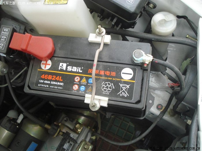 新车电瓶,负极发绿,漏液!应该到4s换了!
