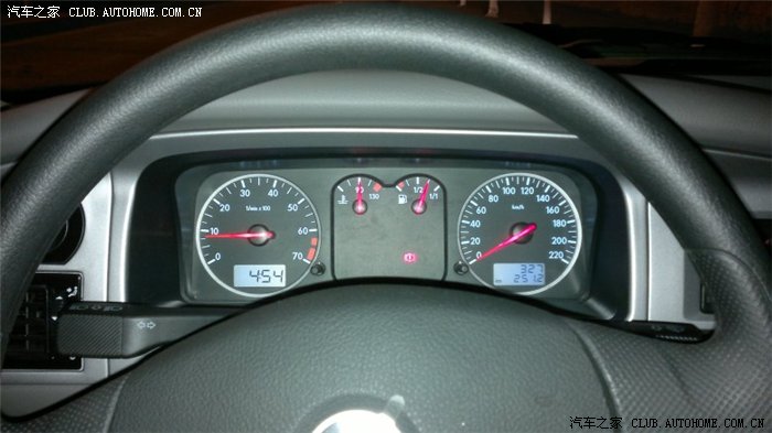 开闪光灯拍摄驾驶员仪表盘