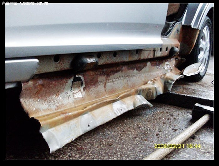 我的车子侧裙生锈出来2个小洞了