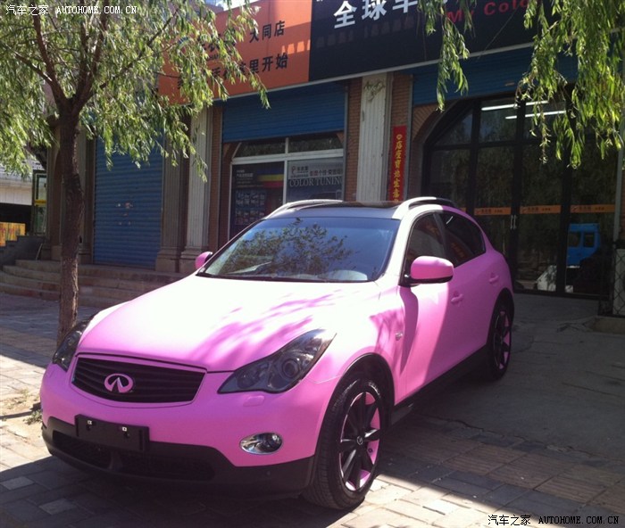 粉色的英菲尼迪ex25