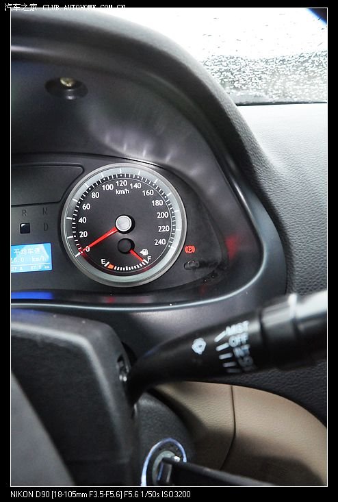 这张是为了辟谣的~~脚刹灯是红色的!