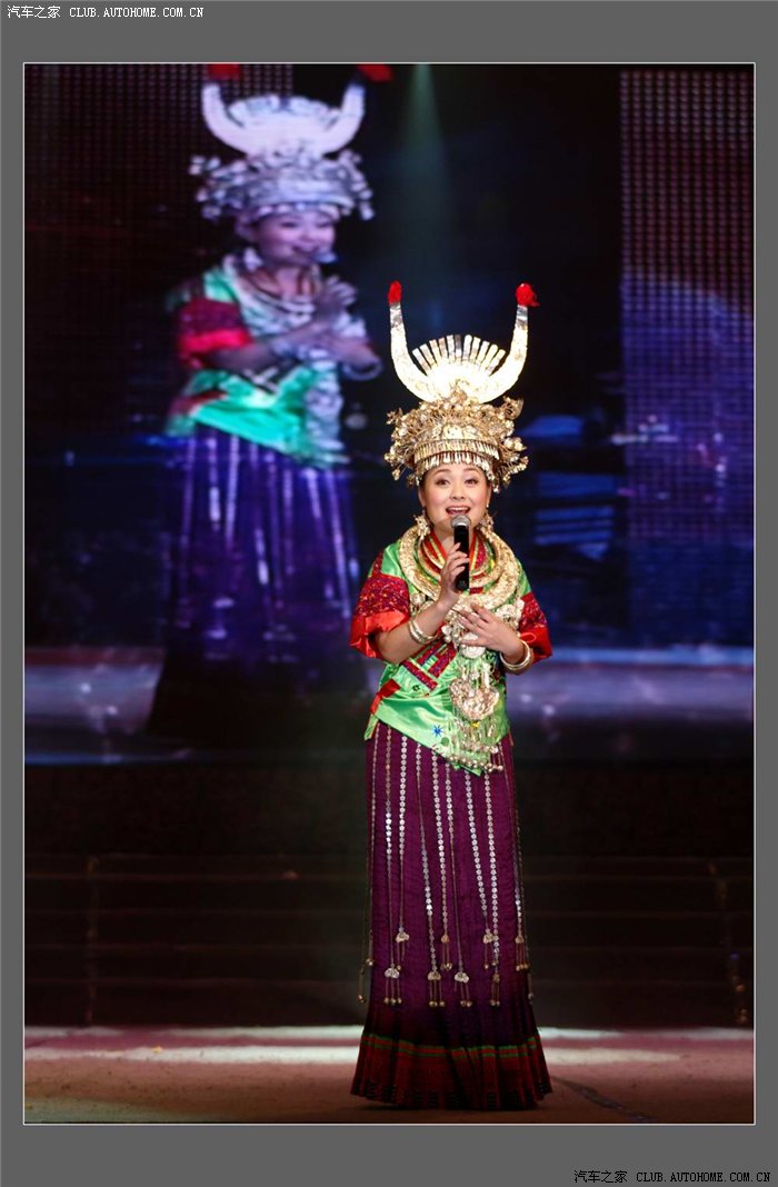 凯里国际芦笙节上苗族歌后阿幼朵