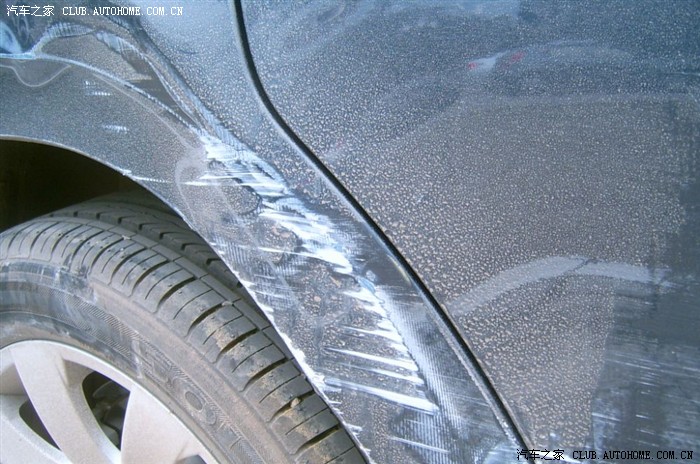 悲剧了早上老婆出库把车刮擦一大片