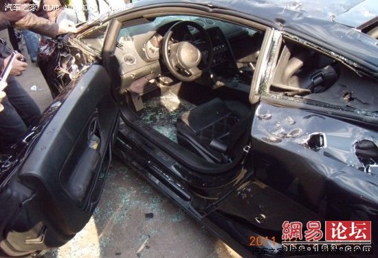 3.15青岛车主怒砸兰博基尼车现场图片