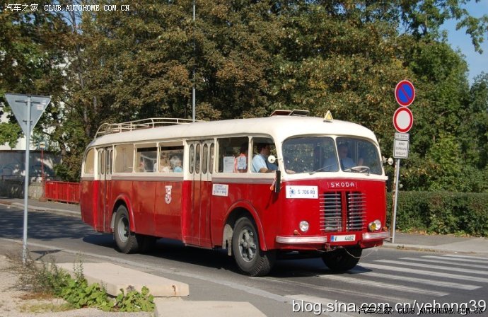 北京街头的斯柯达公共汽车