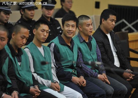 80后黑社会团伙成员微笑受审