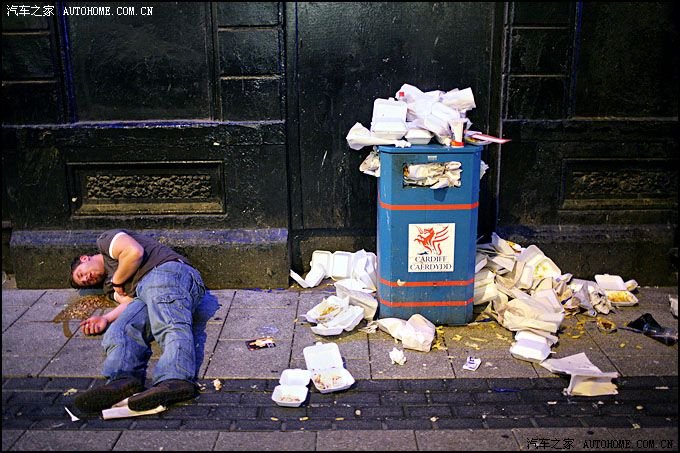 夜幕下英国男女街头不雅丑态70p