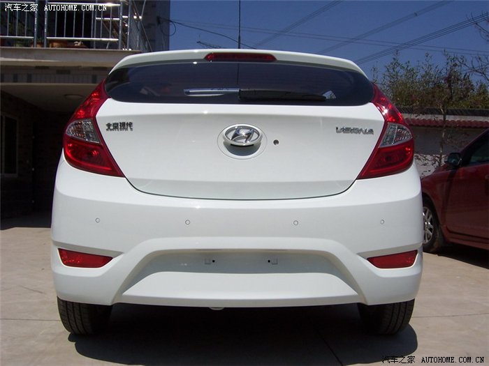 白色二厢瑞纳入手2月,优点不足综合评价,多图