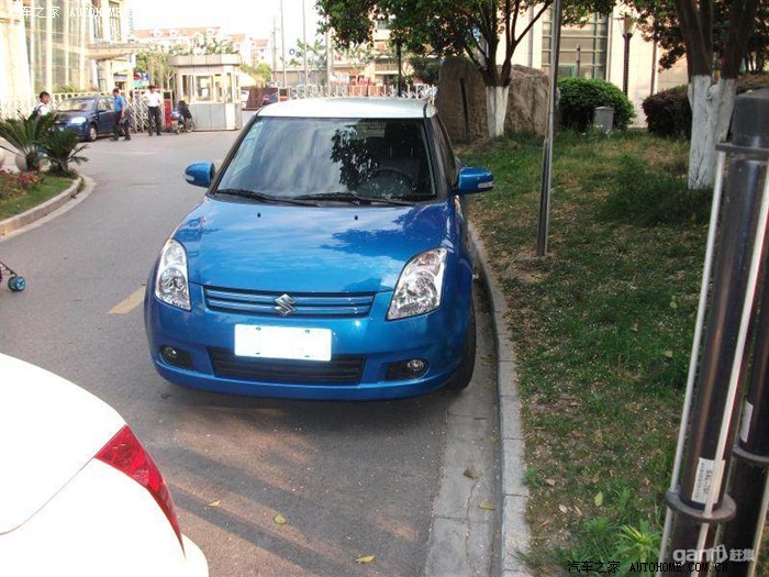 上海出售09年5月蓝白双色顶配铃木雨燕15