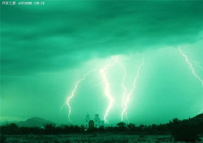 一劈惊人五光十色的闪电瞬间