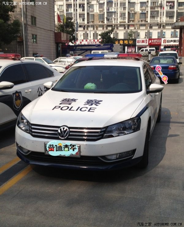 新帕萨特的警车涂装真心好看啊跟大家分享一下