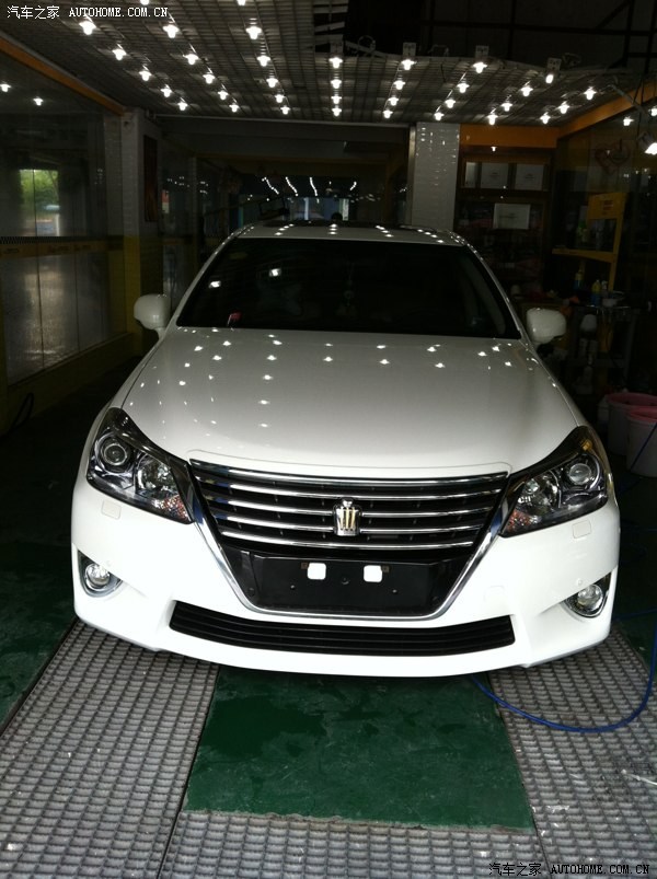 白色新皇冠提车镀膜