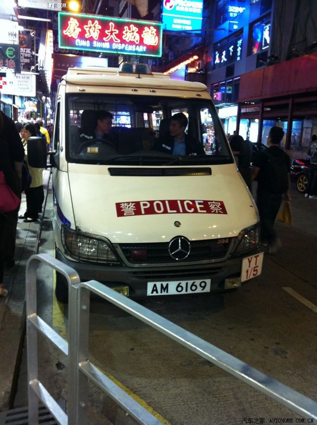 奔驰d警车!给我一辆吧?我放在家就行,哪都不开也成呀