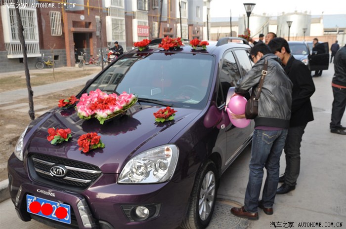 新郎的朋友们开始接亲的新佳乐车队