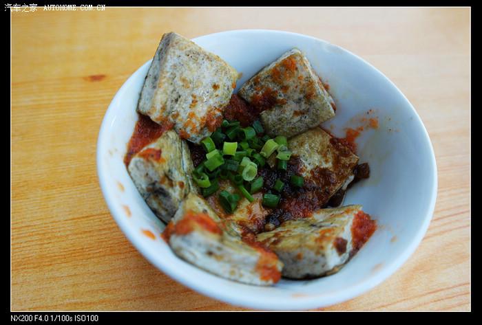 这臭豆腐的特点——闻起来臭,吃起来更tmd臭