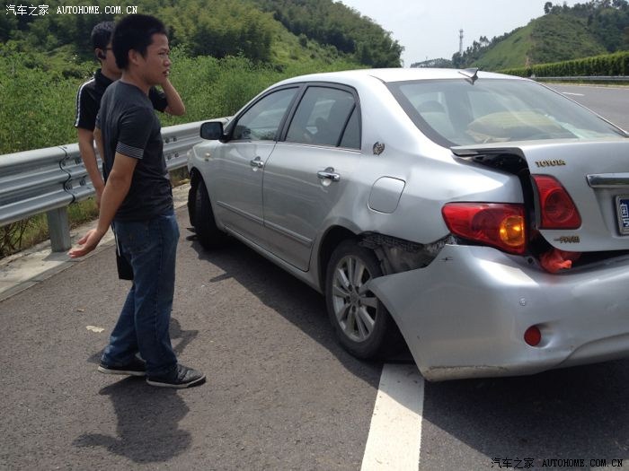 刚刚在广河高速发生的事故卡罗拉高速漂移断轴