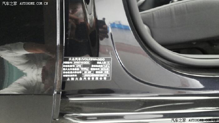 请问新桑塔纳的铭牌在什么位置,最好带图,谢谢.