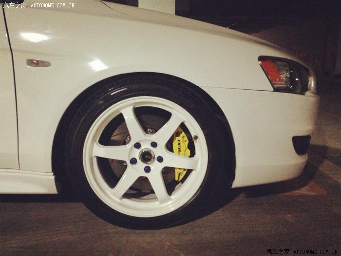 出18寸白色te37轮毂,南港225/45/18单导向轮胎.