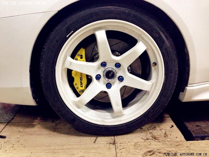 出18寸白色te37轮毂,南港225/45/18单导向轮胎.