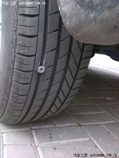 轮胎补好了,留个纪念……扎钉子啦……还那么大一个!