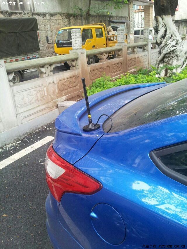 新福克斯,车顶装上st版本的天线,确实好看些,运动些!