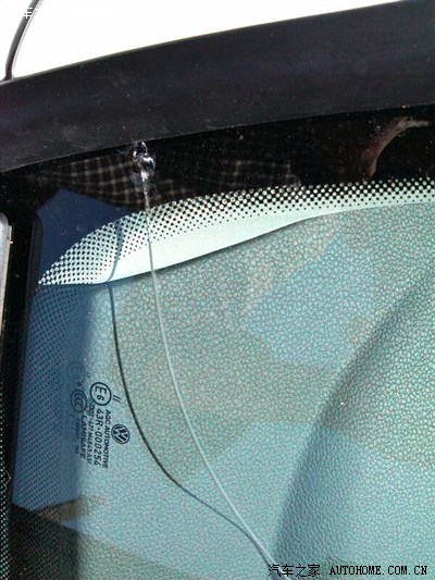 前风档玻璃被石子崩烂了,心疼啊.